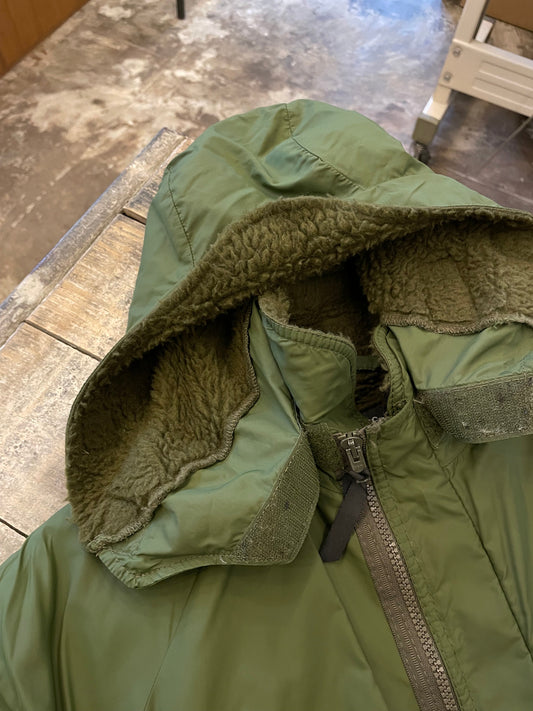 OMNIGODのアウター　フーデッドコート　ショートジップアップブルゾン